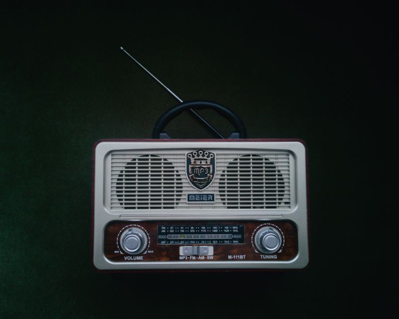 Classic retro radio with vintage design, featuring an antenna for FM, AM, and SW bands.